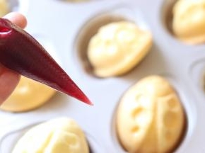 为了增加趣味性和美味，我们用樱桃酱的浓稠汁，放入裱花袋中，前面剪小口，用来装饰一下蛋糕。