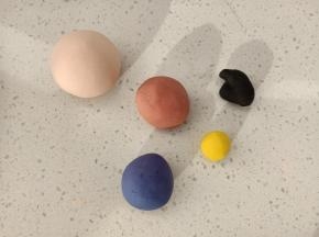 分别揉出110克肉粉色面团（加少量红曲粉），2克黄色面团（加适量南瓜粉），5克黑色面团（加适量竹炭粉），20克红色面团（红曲粉稍微多点），20克蓝色面团（加蝶豆花粉），剩余白色面团备用