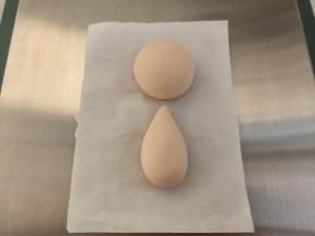 粉色面团分别分出2个35的面团，揉圆稍微压扁一些做头，2个20克的面团分别搓成水滴状做身体