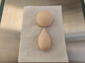 粉色面团分别分出2个35的面团，揉圆稍微压扁一些做头，2个20克的面团分别搓成水滴状做身体