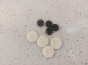 黑色面团，白色面团分别擀薄，白色压4个大点的圆，黑色压4个比白色小一些的圆，做眼睛
