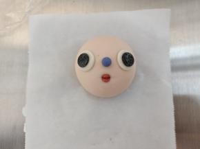 这里演示蓝色蜜蜂的做法（红色的做法一样），如图分别粘好眼睛，鼻子，嘴巴