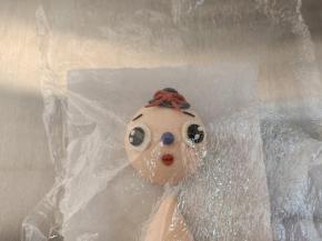 如图粘好，顺便把眉毛也粘好