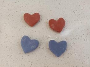 再用红色面团和蓝色面团分别做两个心形，做翅膀（我用模具直接压的，没有具体称量）