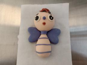 粘到身体两侧，这样一只小蜜蜂就做好了