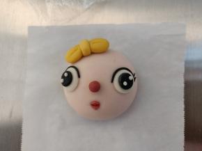 这个是红色蜜蜂的头部，礼帽换成了蝴蝶结，眼睛多了睫毛