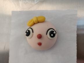 这个是红色蜜蜂的头部，礼帽换成了蝴蝶结，眼睛多了睫毛