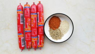 准备好食材。一勺熟芝麻、半勺辣椒粉，一勺孜然粒准备好。