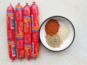 准备好食材。一勺熟芝麻、半勺辣椒粉，一勺孜然粒准备好。