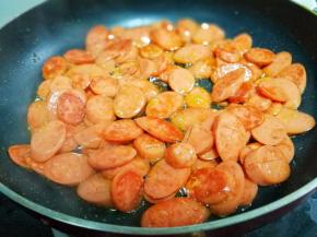 放入火腿煎至变色变硬。