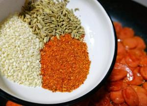 加入提前拌好的调料。