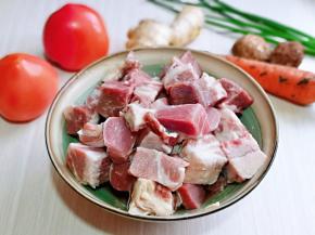 准备食材，牛腩我是买的时候店家帮切好的，冲洗干净后，泡冷水将血水泡出。