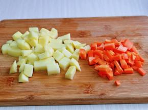 土豆，胡萝卜去皮，洗干净再切小块备用。