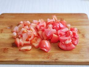 番茄洗干净，切小块。