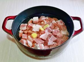 锅中加纯净水，放入牛腩块，姜片。