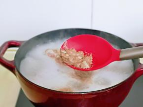 大火烧开，烧开后将血沫撇出，这一步很重要，不要省略，可以有效去除肉腥味儿，煮5分钟，捞出冷水冲洗，再淋干水分。