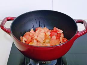 起油锅，加入番茄块小火翻炒。