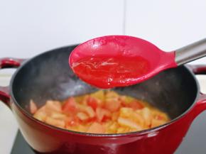 待番茄块炒软后加入番茄酱。