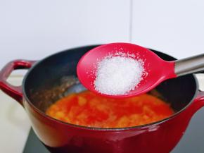 再加入白砂糖，保持小火翻炒均匀。