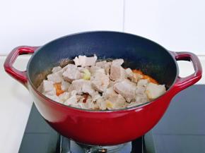 加入焯水的牛腩。