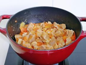 翻拌至均匀，使每块牛腩吸收到番茄酱汁。