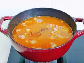 再加入纯净水，八角，桂皮，十三香，水量可以适当多一些，如果不喜欢喝汤，也可以少加一点水，但是建议不要太少，因为炖的时间比较久，中途不能加水。