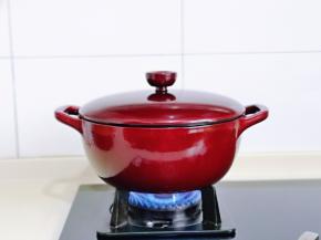 盖上珐琅铸铁锅盖子大火烧开，转小火慢炖40分钟。(时间可以根据个人喜欢的口感增减)