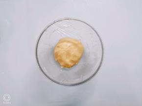 然后加入低粉揉成团，盖保鲜膜静置20分钟