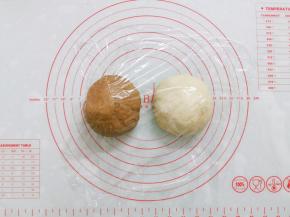 将红色面团所有材料混合均匀，然后加入低粉揉成团，盖保鲜膜静置20分钟