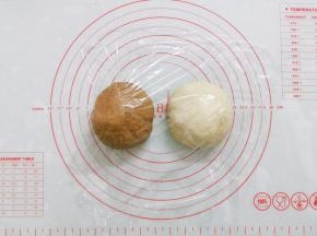 将红色面团所有材料混合均匀，然后加入低粉揉成团，盖保鲜膜静置20分钟