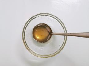 水和蜂蜜的比例是1:1,调成蜂蜜水
