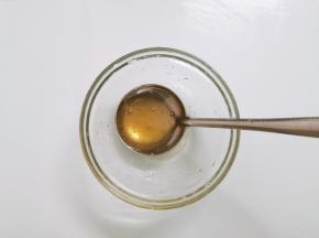 水和蜂蜜的比例是1:1,调成蜂蜜水