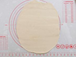 将白色面团擀成大小一致的薄片