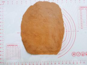 接着把红糖面团擀成大小一致的薄片