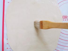 白色面团上刷一层薄薄的蜂蜜水