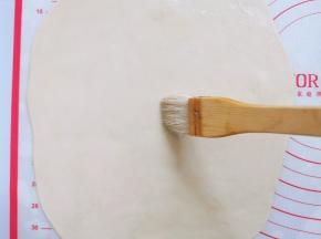 白色面团上刷一层薄薄的蜂蜜水