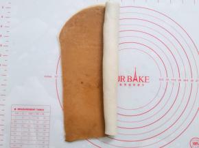 面团自上而下卷起来，卷的时候要卷紧