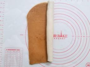 面团自上而下卷起来，卷的时候要卷紧