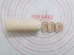 从冰箱里取出，切薄片(越薄越好，厚了会硬)