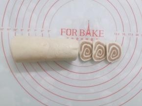 从冰箱里取出，切薄片(越薄越好，厚了会硬)