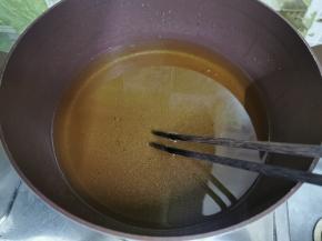 锅里倒入适量油，筷子放下去冒泡的时候就可以下锅炸了