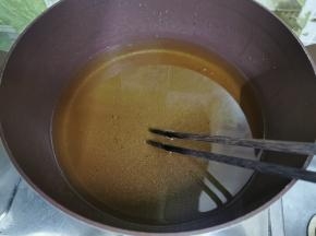 锅里倒入适量油，筷子放下去冒泡的时候就可以下锅炸了