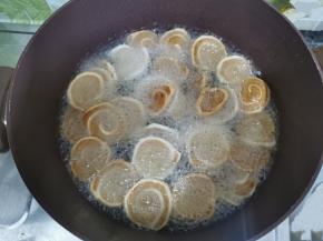 一片一片的放进去，不要翻动，等面片飘起来用筷子翻面，