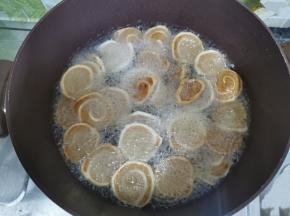 一片一片的放进去，不要翻动，等面片飘起来用筷子翻面，