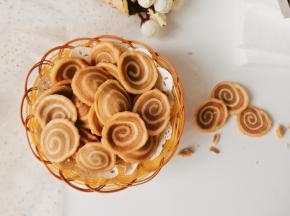 炸至金黄捞出沥干油