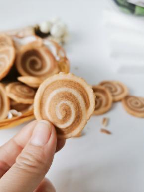 脆脆的，香香的，还有点甜，一片一片，吃了停不下来