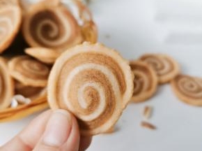 脆脆的，香香的，还有点甜，一片一片，吃了停不下来