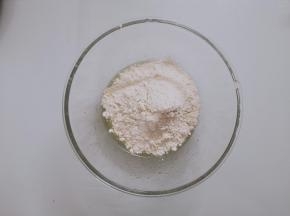 先将白色面团所有材料混合均匀