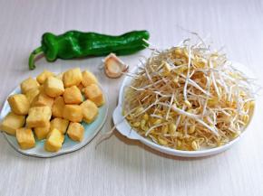 准备食材，豆芽用冷水反复泡几次，彻底洗干净，油泡洗干净。