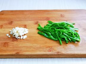 大蒜去皮切碎，青椒洗干净，去根去籽，再次冲洗，切丝备用。